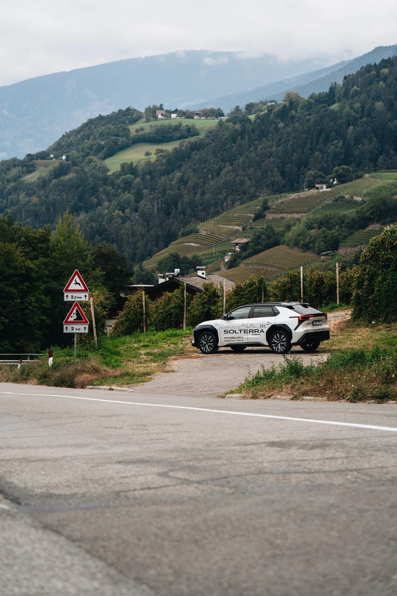 Subaru Solterra na cestě v Dolomitech