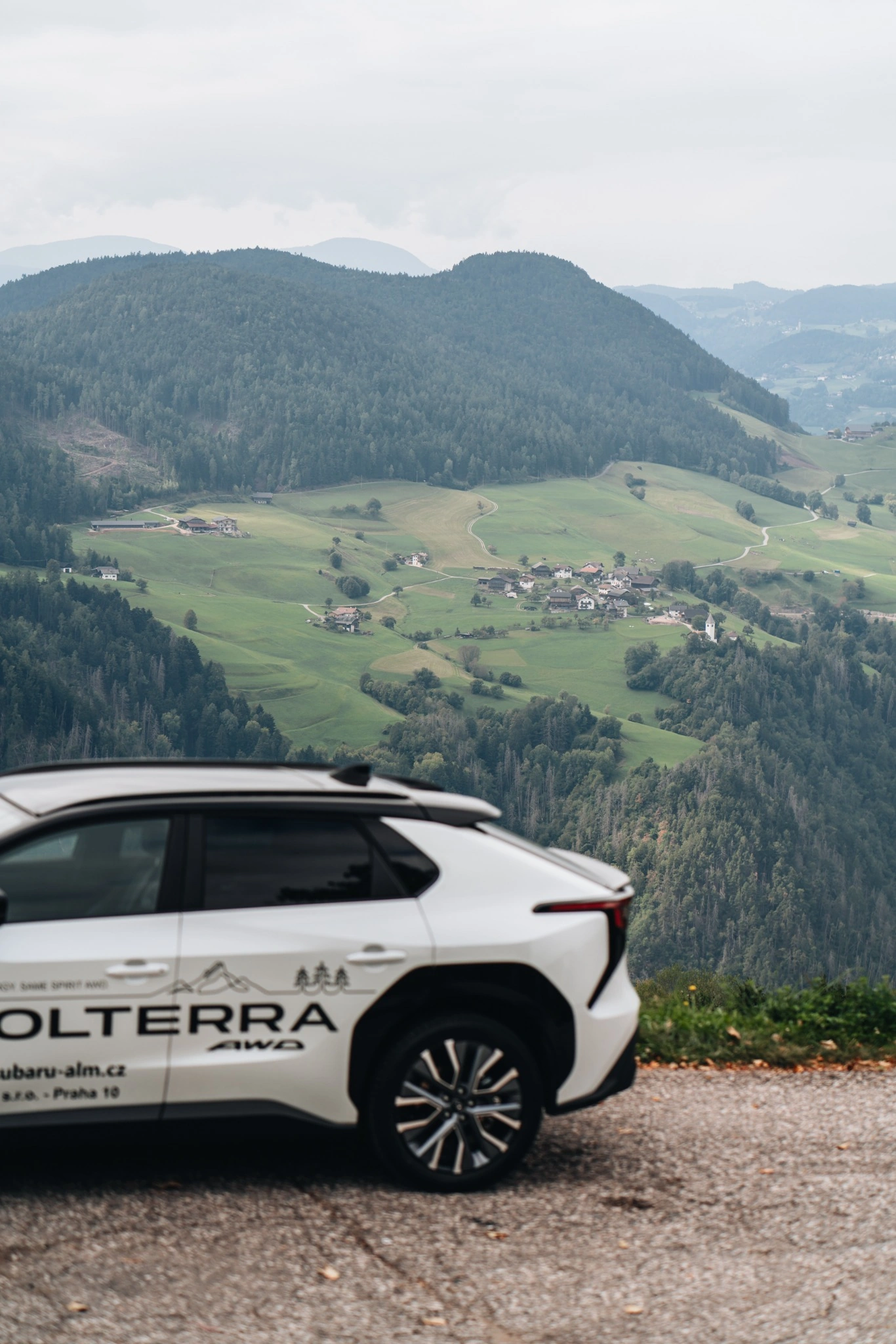 Subaru Solterra na cestě v Dolomitech