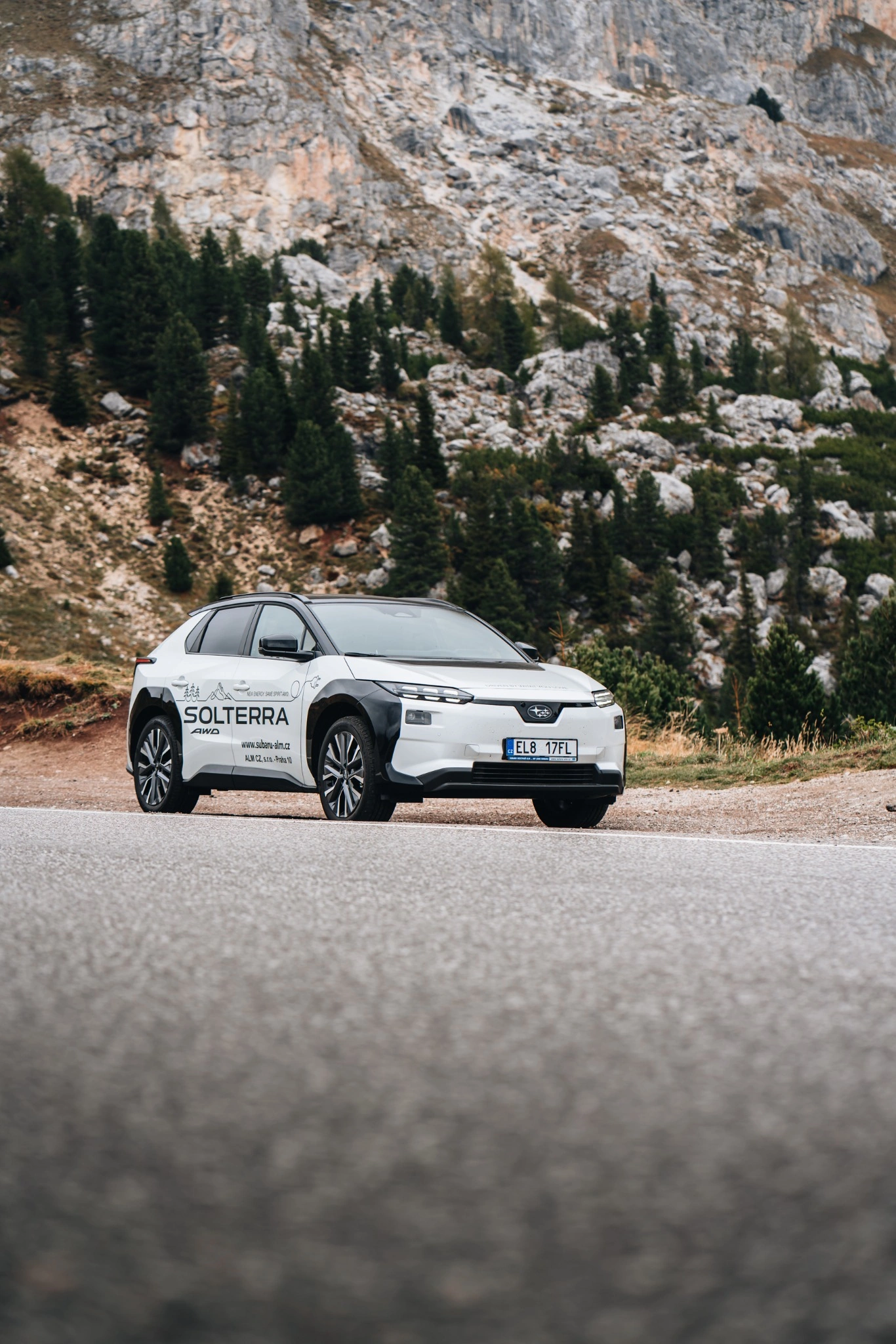 Subaru Solterra na cestě v Dolomitech